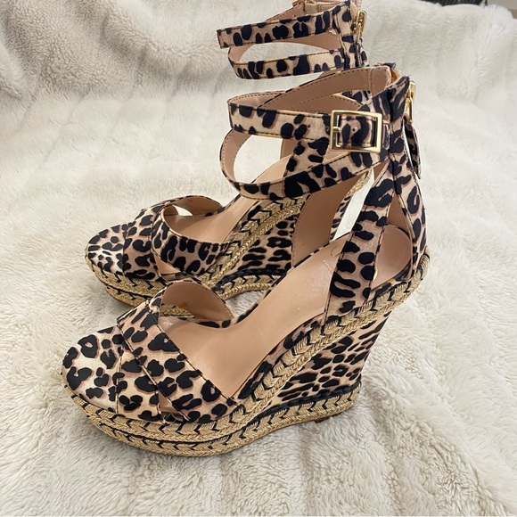 Jennifer Lopez JLo Leopard Print Tan Black Wedge Sandals Ankle Strap Size 7.5 - Picture 2 of 16